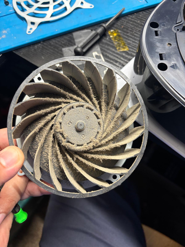 Before cleaning PS5 Fan